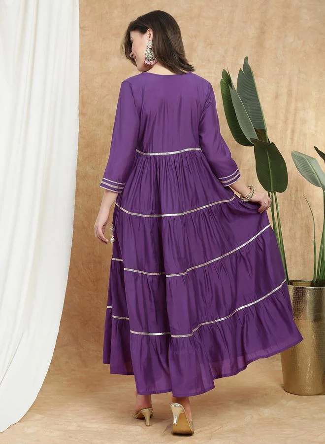 جلو باص فستان ماكسي نسائي بنفسجي مطرز بالترتر بطبقات